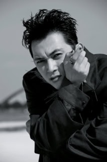 ジャケット ¥186,000、シャツ ¥109,000、パンツ ¥111,000、ネックレス ¥109,000（全てルメール／エドストローム オフィス）、その他スタイリスト私物