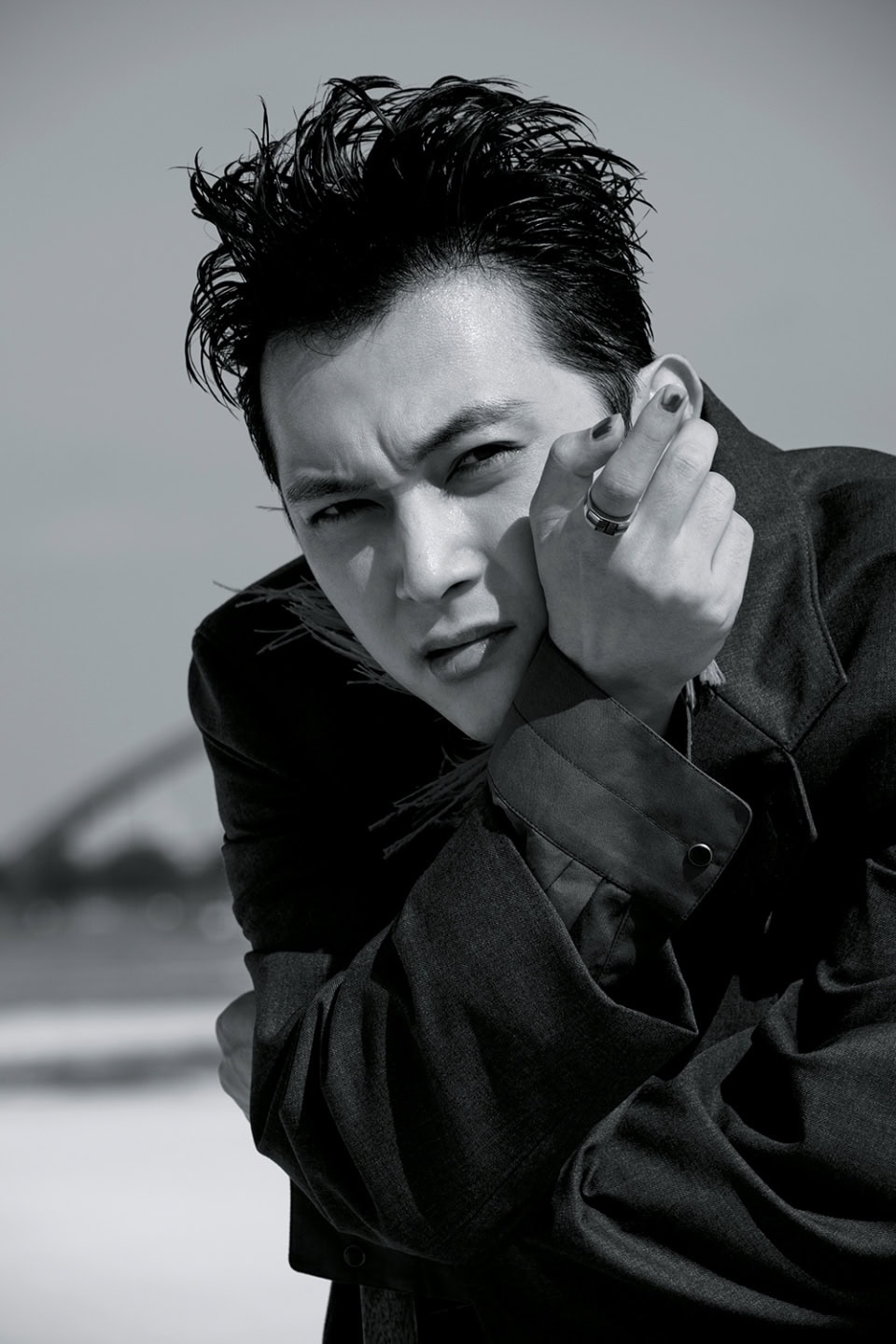 ジャケット ¥186,000、シャツ ¥109,000、パンツ ¥111,000、ネックレス ¥109,000（全てルメール／エドストローム オフィス）、その他スタイリスト私物