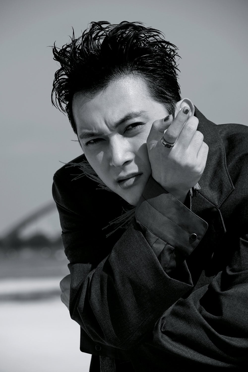 ジャケット ¥186,000、シャツ ¥109,000、パンツ ¥111,000、ネックレス ¥109,000(全てルメール/エドストローム オフィス)、その他スタイリスト私物