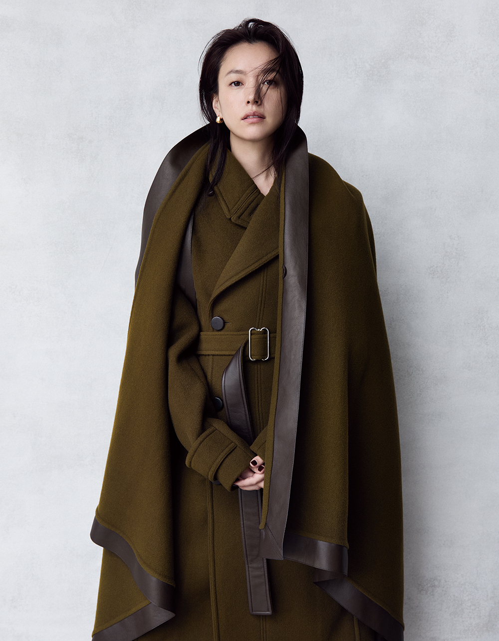 ケープ¥762,300、コート¥663,300(共にトッズ／トッズ·ジャパン)、イヤリングはスタイリスト私物