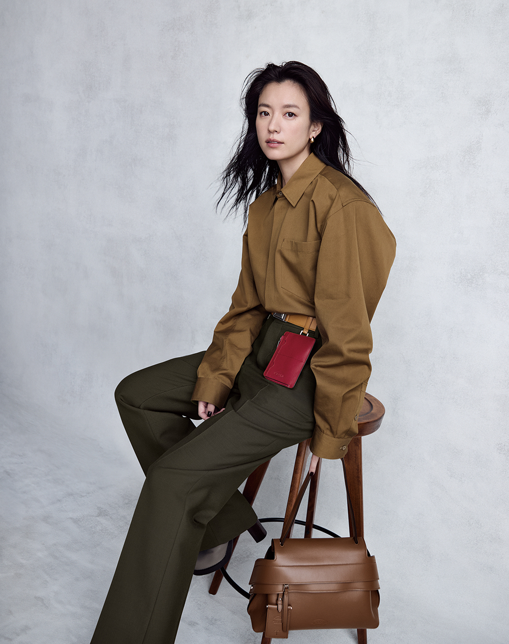 シャツ¥127,600、パンツ¥168,300、ベルト¥113,300、フック付きカードケース［H13.5×W10.5×D1.5㎝］¥58,300、バッグ〈トッズ ウェーブ〉［H21×W33×D11㎝］¥328,900、ブーツ［ヒール10㎝］¥256,300（全てトッズ／トッズ·ジャパン）、イヤリングはスタイリスト私物