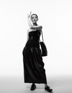 ドレス¥663,300※参考価格、ネックレス¥94,600、バッグ〈トッズ マゼンタ〉［H32×W29×D14㎝］¥322,300、シューズ［ヒール0㎝］¥127,600(全てトッズ／トッズ·ジャパン)