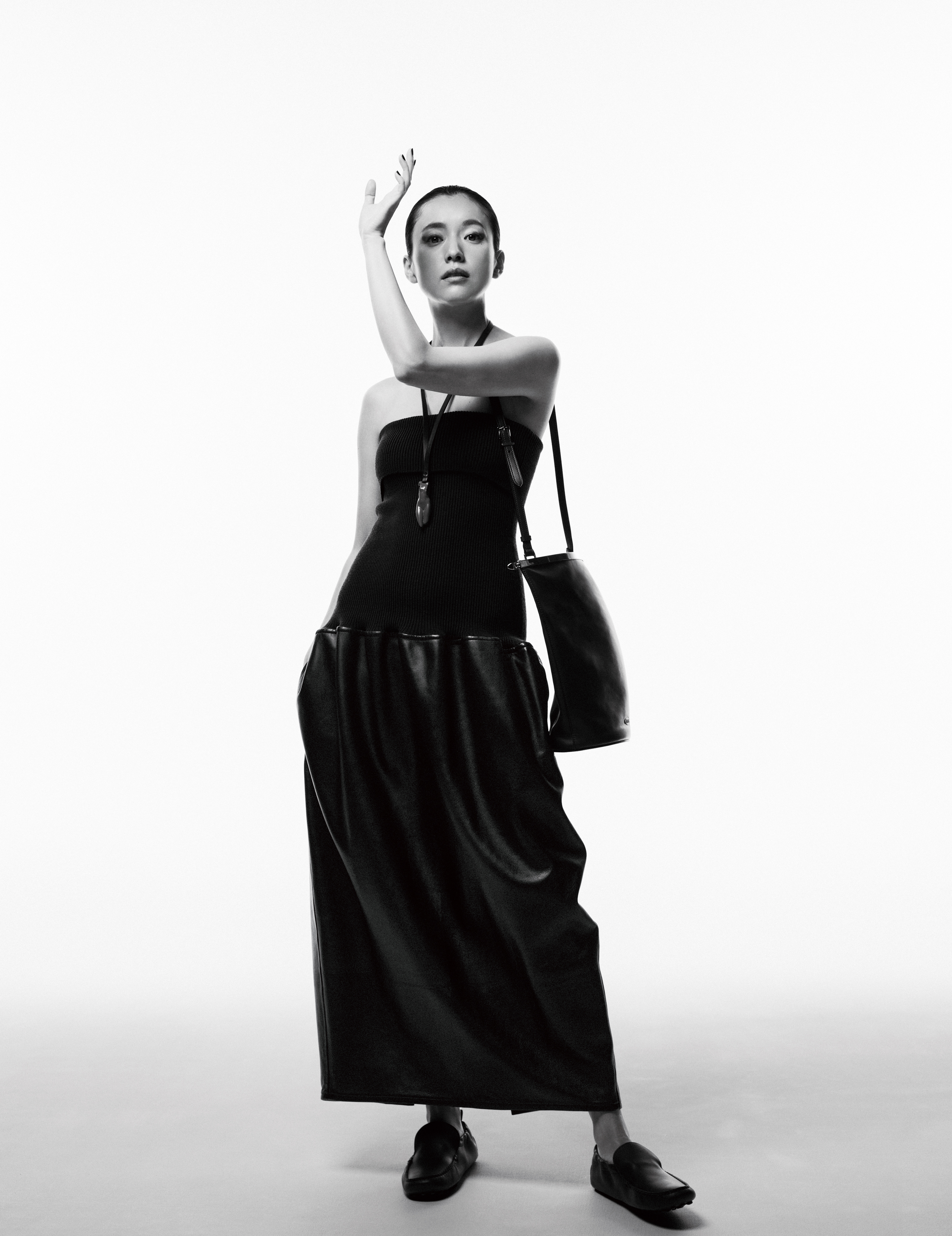 ドレス¥663,300※参考価格、ネックレス¥94,600、バッグ〈トッズ マゼンタ〉［H32×W29×D14㎝］¥322,300、シューズ［ヒール0㎝］¥127,600(全てトッズ／トッズ·ジャパン)