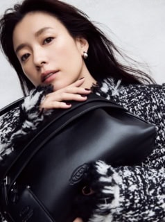 ジャケット¥592,900、バッグ〈トッズ ウェーブ〉［H21×W33×D11㎝］¥328,900（全てトッズ／トッズ·ジャパン)、イヤリングはスタイリスト私物