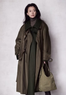 コート¥592,900、中に着たカシミアコート¥933,900、ニット¥185,900、スカート¥542,300、バッグ〈トッズ メダ〉［H41×W27×D15㎝］¥333,300(全てトッズ／トッズ･ジャパン)、イヤリング／スタイリスト私物