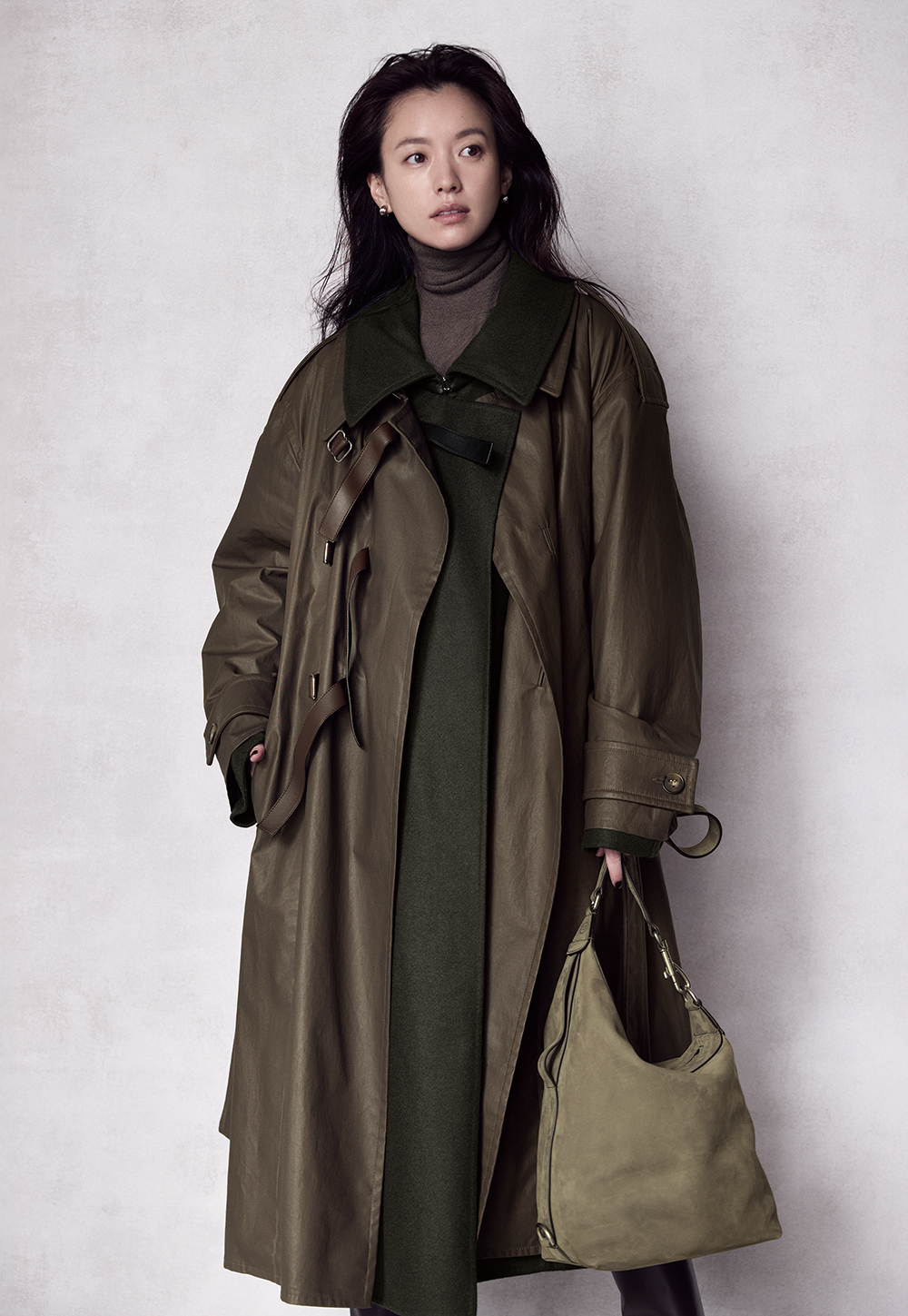 コート¥592,900、中に着たカシミアコート¥933,900、ニット¥185,900、スカート¥542,300、バッグ〈トッズ メダ〉［H41×W27×D15㎝］¥333,300(全てトッズ／トッズ･ジャパン)、イヤリング／スタイリスト私物