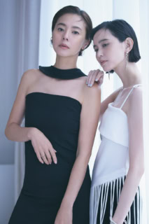 れいな着用：ドレス¥78,430（エレイン ハースビー／エンメ）、ピアス¥111,100、イヤーカフ¥9 1,300、リング¥177,100（全てヒロタカ／ヒロタカ 表参道ヒルズ）游着用：トップス¥41,800（ヴァンガ／バニラモード）、パンツ¥25,300（エステ／サードマガジン）、ピアス¥96,800、バングル¥154,000（共にジョージ ジェンセン／ジョージ ジェンセン ジャパン）