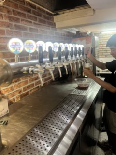 クラフトビールのサーバーがズラリ！ 大のビール好きなので、この光景もたまりません（笑）