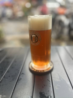 これが筆者がオーダーした「TRIPBLE IPA」。ベトナムの街角でよく見かける、低いテーブル＆椅子で飲むビールも最高でした！