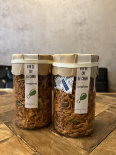 で、筆者が購入したのが、大好きなビールとの相性も抜群の鶏肉のドライジャーキー。めっちゃスパイシーなんですが、レモンリーフ入りなのでほのかに爽やかで、これマジでおいしいです！ 鶏肉なのも珍しいですし、お酒のアテの中でも比較的ヘルシーなのもうれしいところ。ひとつ57,000ドン（日本円で約342円）だったので、思わず2つ購入してしまいした！ お酒好きに全力で推したいおみやげです