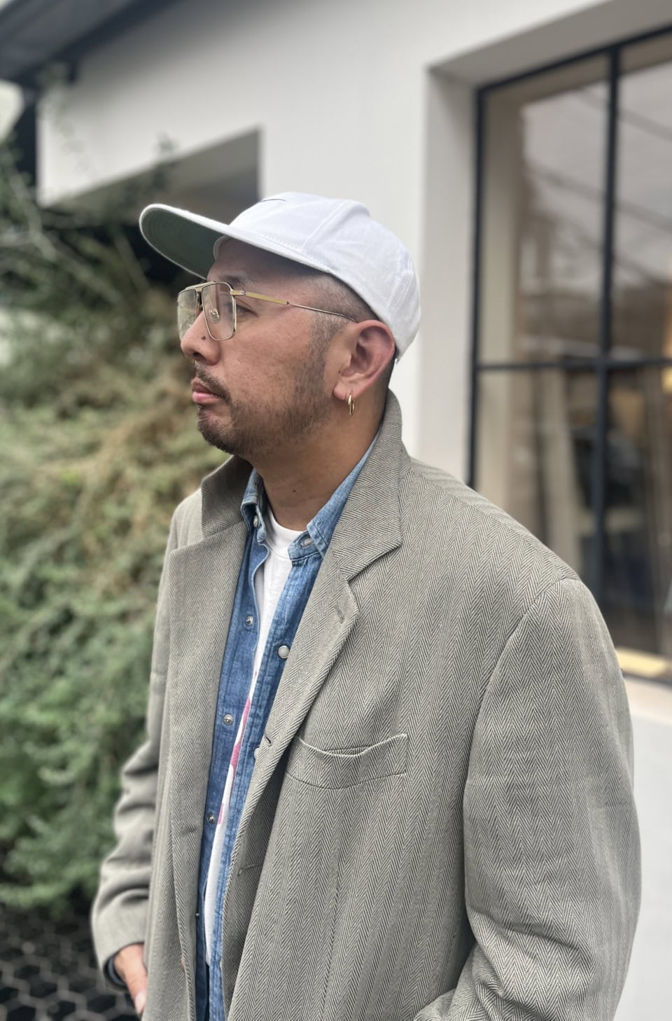 顔まわりのスタイリングも、じつに洒落ています。メンズのフープピアスもなんかイイですよね！