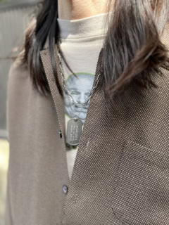胸元からチラッとのぞくユニークなおじさんにクギづけ（笑）