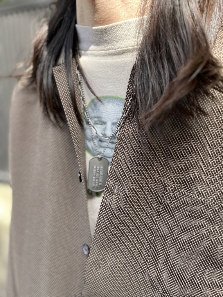胸元からチラッとのぞくユニークなおじさんにクギづけ（笑）