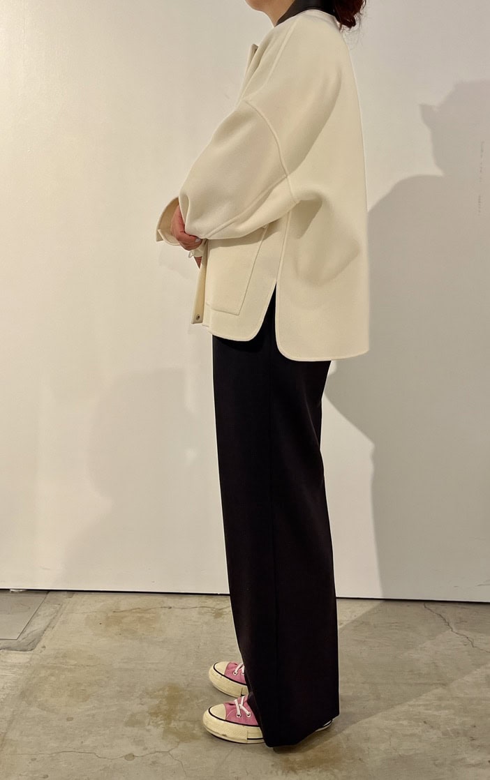 サイドに入ったスリットは、さりげなく抜け感を演出する効果も