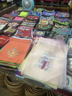 こういった刺繍入りのポーチはベトナムみやげの定番ですよね。筆者もいくつか持っていますが、ちょっとした小物を入れるのに便利なんですよね。バラマキみやげにもオススメですし、これにスーパーで買ったスパイスなどを入れて渡しても喜ばれそう！