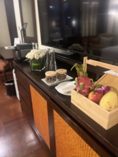 大きなテレビの前には、南国らしいウエルカムフルーツとナッツ、お花が！ どれもすごくおいしかったです♡