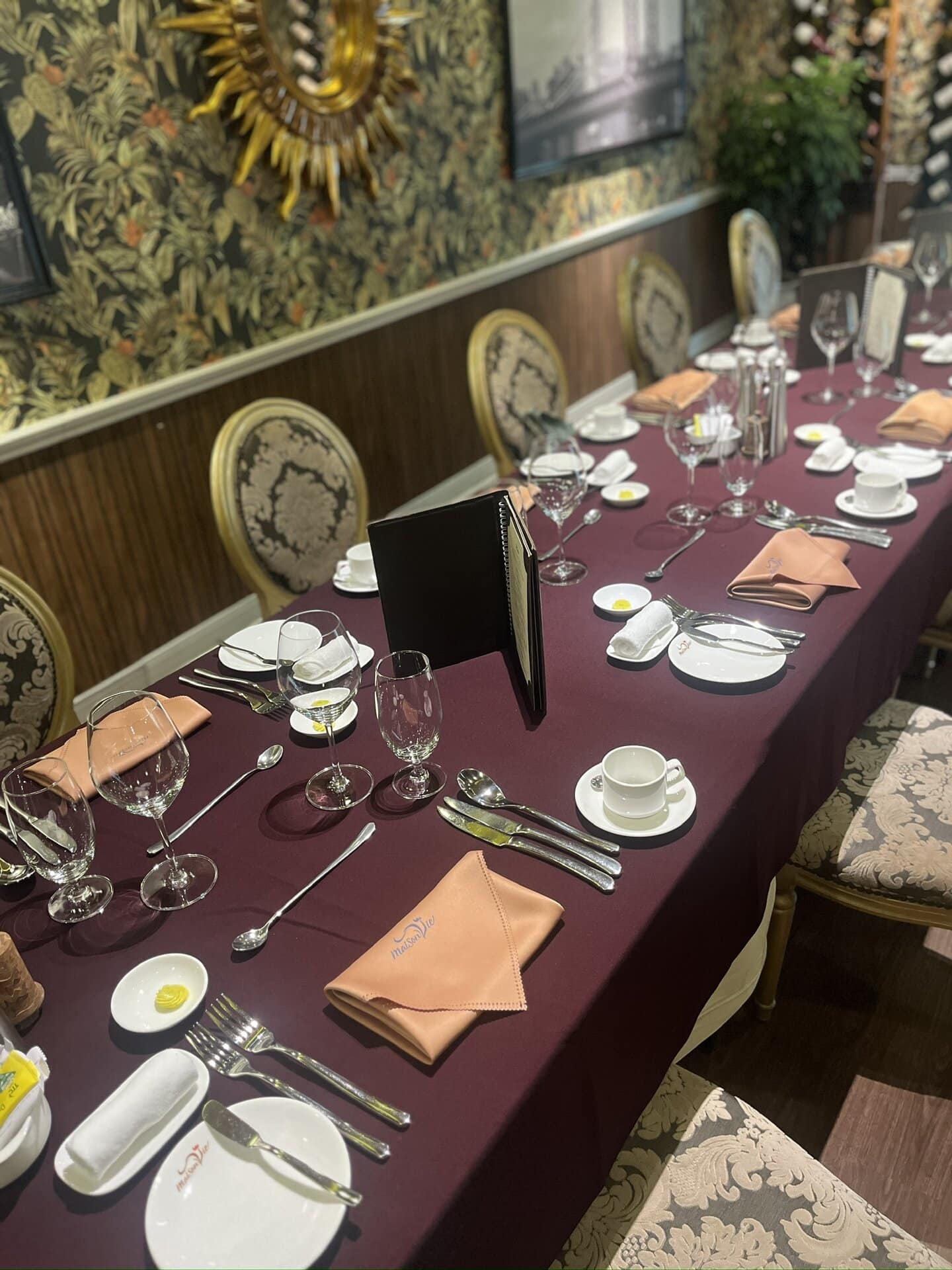 なんだか王族の晩餐会のようなテーブルセッティングにも上がりました！