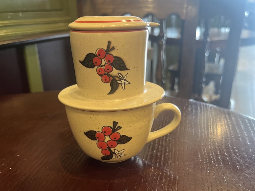 ベトナムといえばバッチャン焼きですが、もちろん【ハノイ商店】でも扱っていました。そもそもバッチャン焼きはハノイ近郊のバッチャン村で作られる焼きモノで、伝統的な絵柄が特徴。筆者がピックしたのは、レトロなお花が目をひくこちら。一番小さい小鉢で45,000ドン（日本円で約270円）と、意外とリーズナブルに購入できるのもイイんです