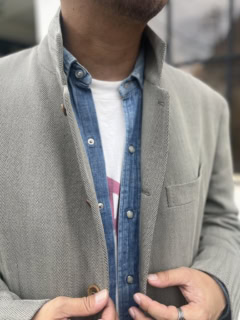 ジャケットはクラシックなヘリンボーン生地なのに、味のあるデニムシャツ&Tシャツを合わせるセンスに脱帽です!