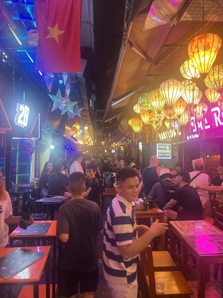 どの店も音楽を大音量でかけているので、かなりうるさいです（笑）