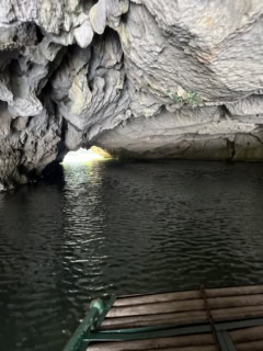1つ目の洞窟。ここは短かったのですが、それでもかなり迫力がありました！ ちなみにチャンアン洞窟には、50近くの洞窟があるそう