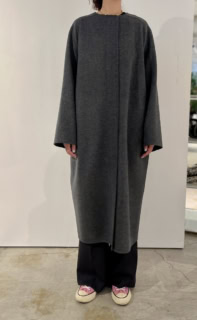 リュクスシャルムビーバーコート￥154,000（エブール）