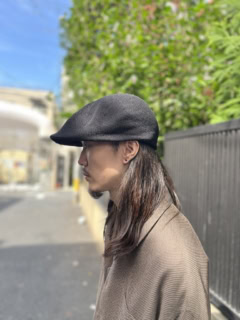 キャスケットとハンチングをドッキングしたような帽子がユニーク！