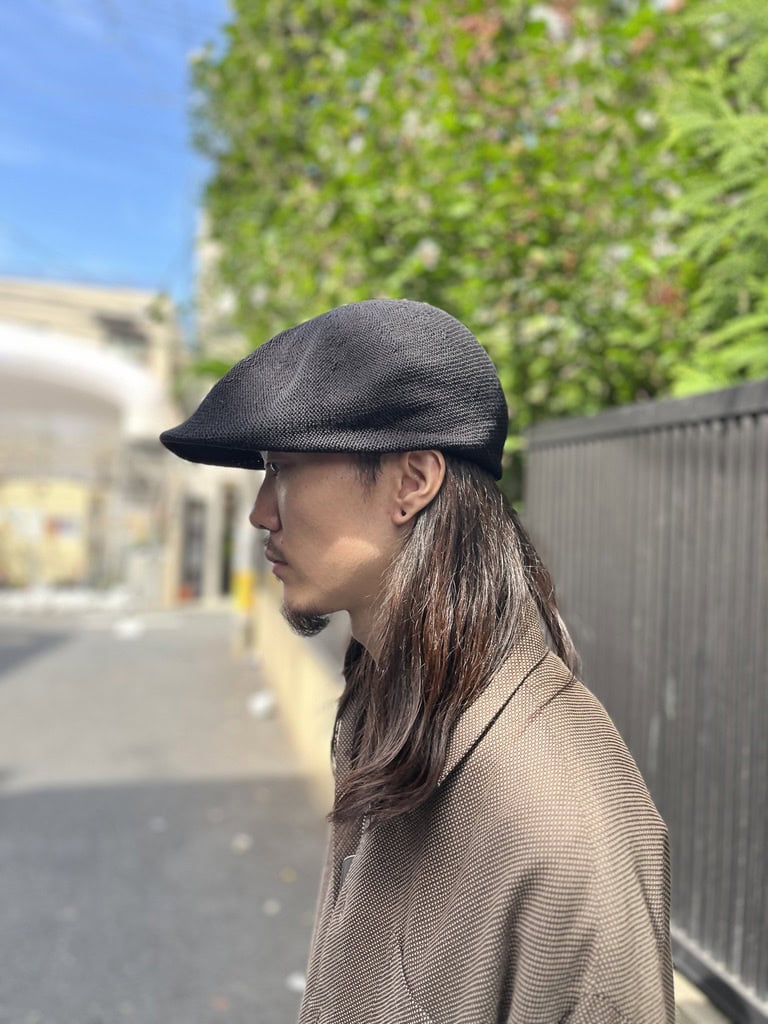 キャスケットとハンチングをドッキングしたような帽子がユニーク！