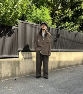 古着のシャツジャケットとTシャツ、コンフェクトのパンツ、ボコデコの帽子、ナバホ族のネックレス、母から貰ったドッグタグ、クラークスのローファーは今野さんの私物