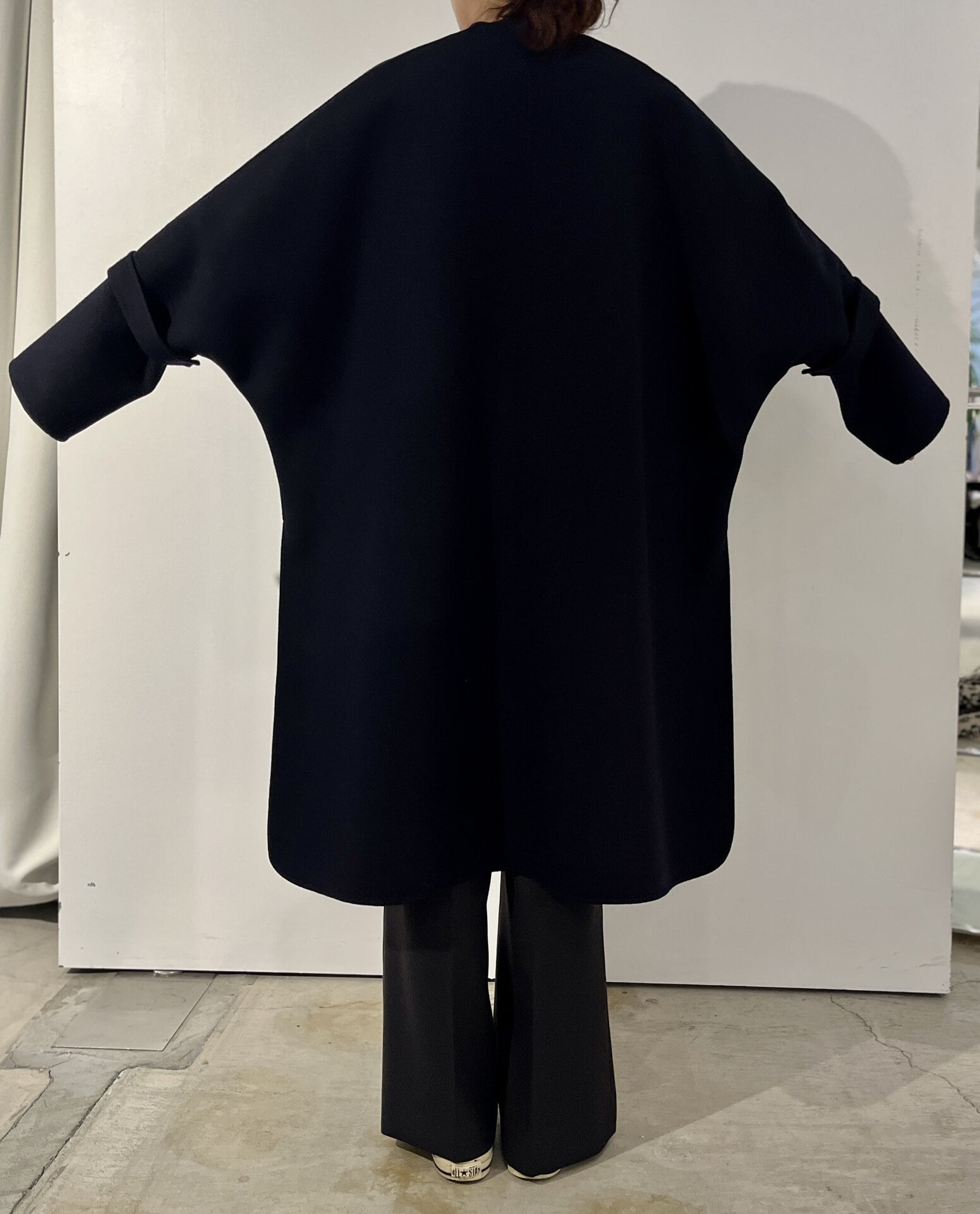 腕を広げると、このコートのオーバーサイズ感がわかりますよね