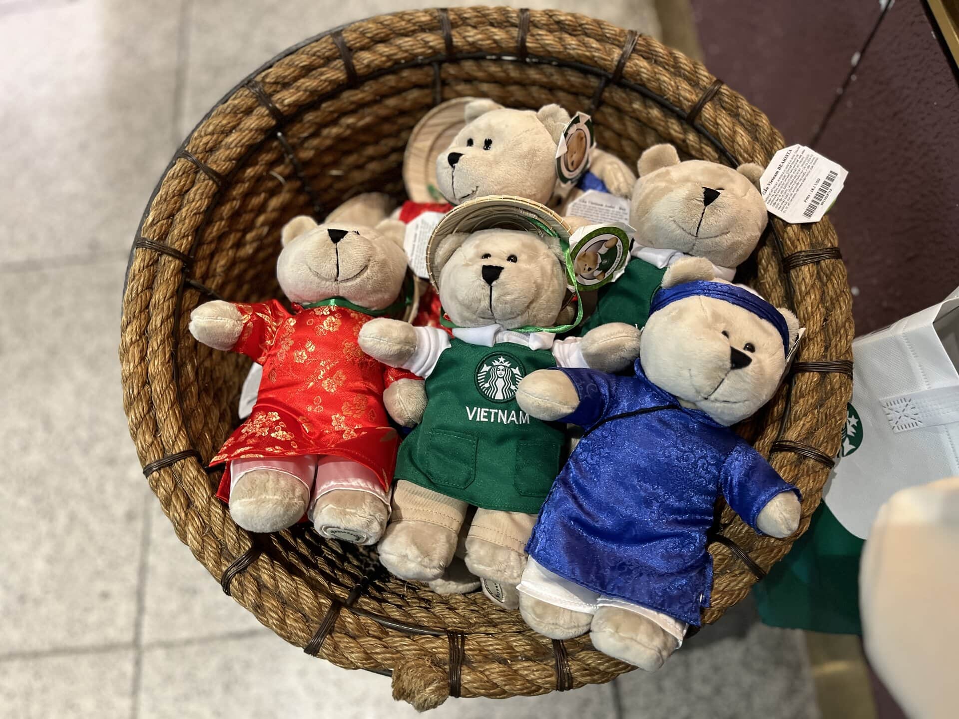 海外で必ずチェックしたくなるのが、「スタバベア」ですよね。民族衣装のアオザイを着ているのがひときわ目をひきましたが、真ん中の子を見てください。ベトナムらしいのはエプロンだけと思いきや、なんと伝統的な帽子ノンラーをかぶっているんです。これ、かなりかわいかったのでベトナムの「スタバベア」は、これがオススメかも! 各420,000(日本円で約2,520円)