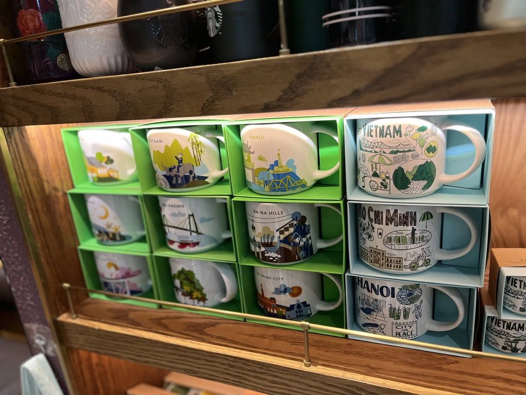 まず目に入ったのは、ベトナムの各都市のイラストが入った大きめのマグ。毎朝たっぷりコーヒーを飲む筆者に最適なサイズ感でした。持ち手も大きめで持ちやすいのも◎。各420,000 ドン（日本円で約2,520円）