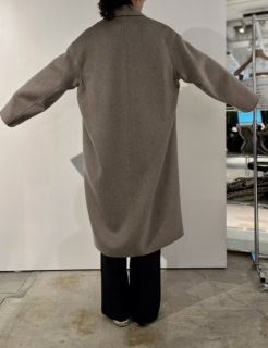 このコートもドルマンスリーブ調のゆったりとしたシルエットです