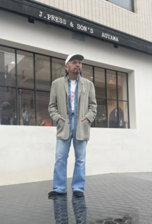 ヴィンテージのジャケット、DEECEEのワークシャツ、J.プレス&サンズのTシャツ、リーバイスのデニム、 ナイキのキャップ、サバージュのメガネ、トムウッドのピアス、エルモナコのパンプスは黒野さんの私物