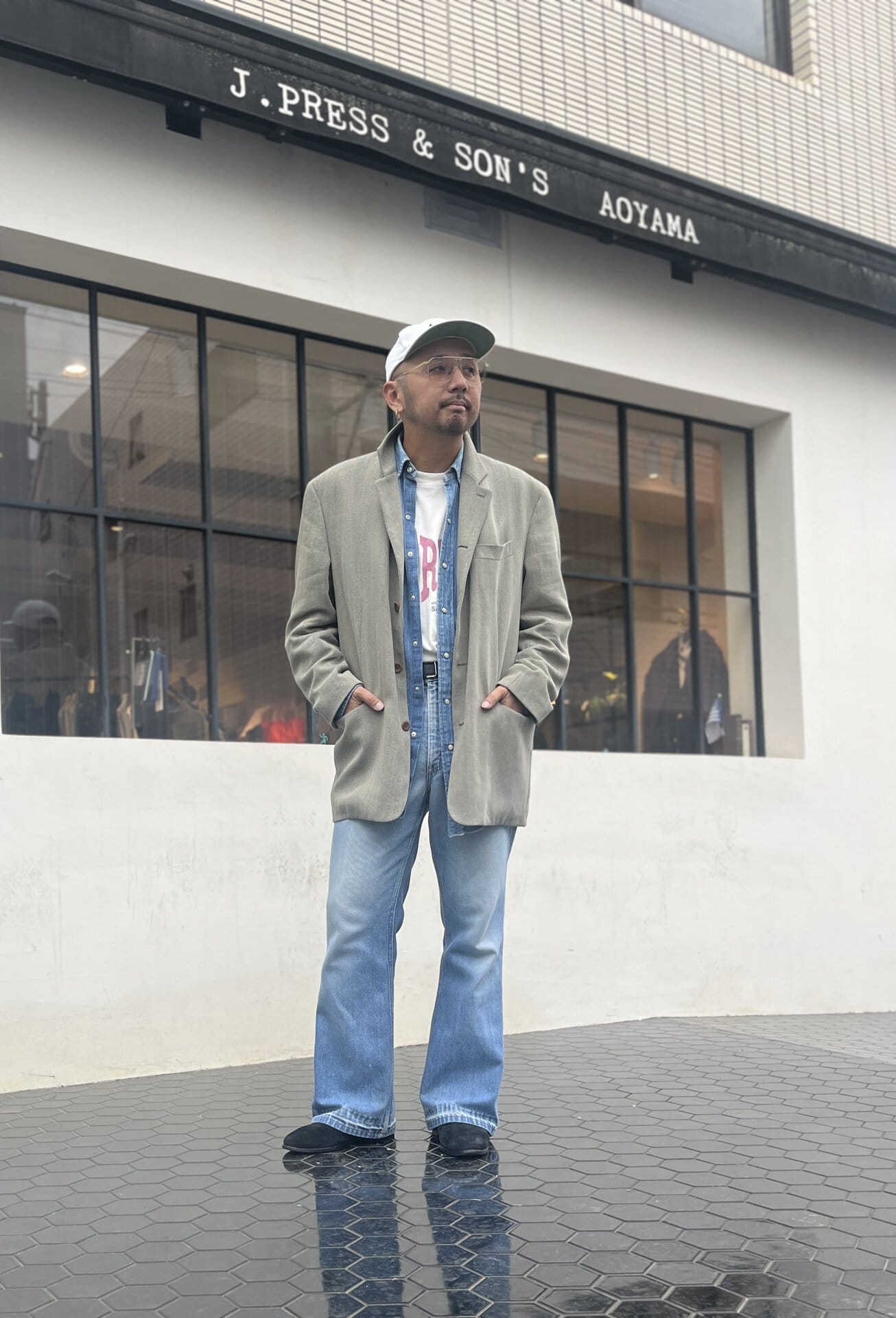 ヴィンテージのジャケット、DEECEEのワークシャツ、J.プレス&サンズのTシャツ、リーバイスのデニム、 ナイキのキャップ、サバージュのメガネ、トムウッドのピアス、エルモナコのパンプスは黒野さんの私物