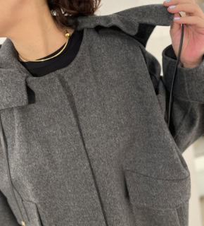 フードを取り外すとノーカラージャケットに変身！