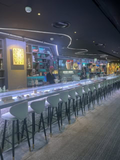 展望台にはおしゃれなラウンジ＆バーも併設。昼間から営業していますが、夜景も楽しめる夜に訪れるのがベスト。深夜2時まで営業しています！