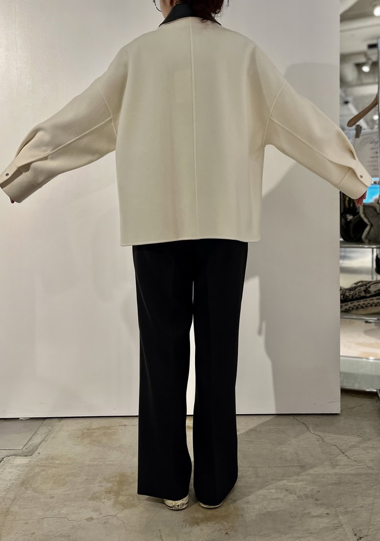 このジャケットもドルマンスリーブ。大胆なドロップショルダーも目を惹きます