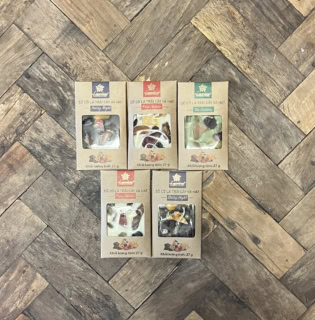 バラマキみやげとして、SOCOLAというベトナムチョコレートを購入。【ロッテマート】に常に置いているのが、それともポップアップだったのかわかりませんが、ベトナム産カカオ豆を使った高級チョコレートブランドのよう。ドライフルーツも使用していて見た目もかなりかわいいんですが、5枚セットで147,500ドン（日本円で約885円）とお値打ち。このチョコレートを食べた友人は「甘すぎずおいしかった♡ 」と申しておりました！