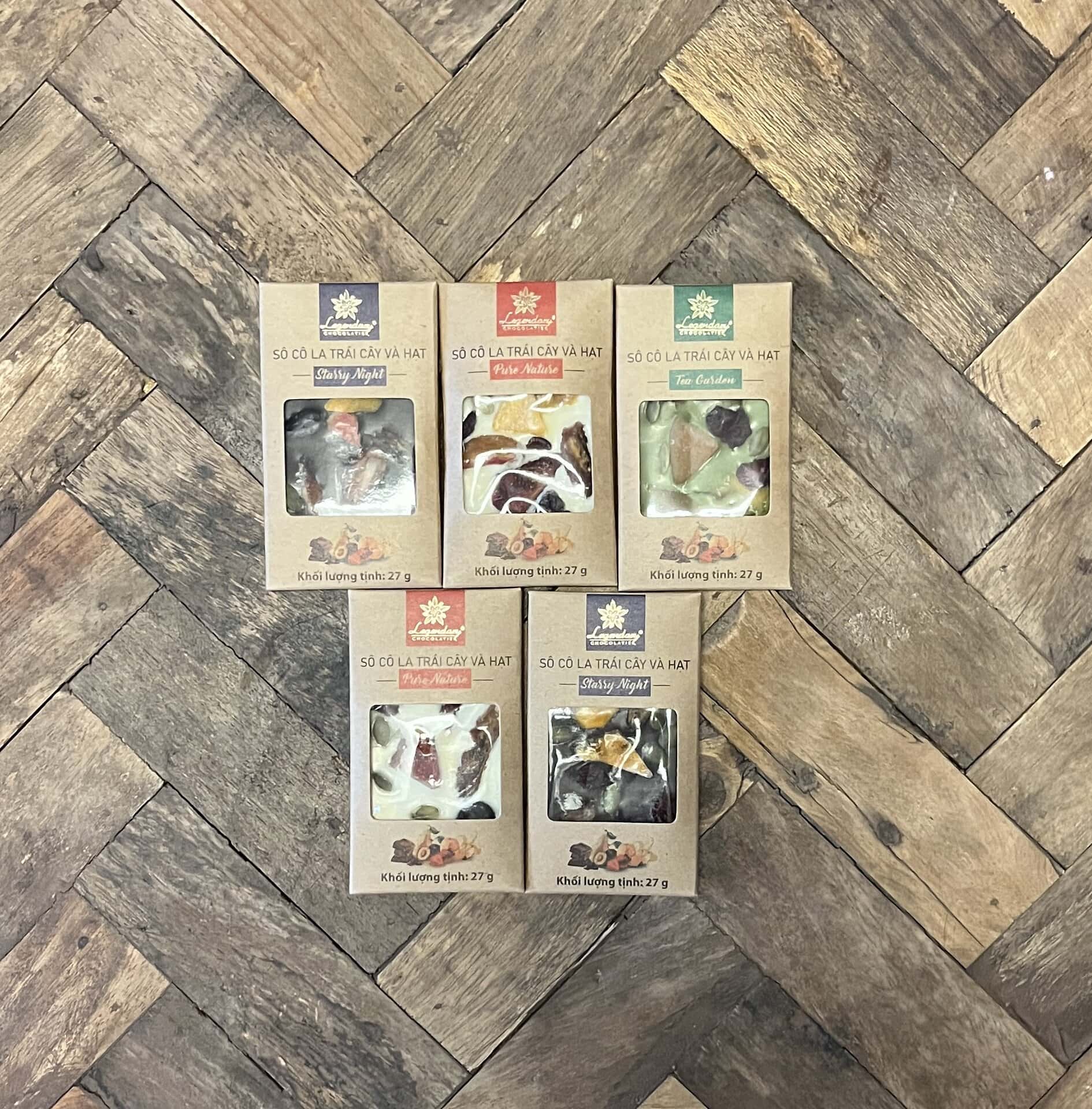 バラマキみやげとして、SOCOLAというベトナムチョコレートを購入。【ロッテマート】に常に置いているのが、それともポップアップだったのかわかりませんが、ベトナム産カカオ豆を使った高級チョコレートブランドのよう。ドライフルーツも使用していて見た目もかなりかわいいんですが、5枚セットで147,500ドン（日本円で約885円）とお値打ち。このチョコレートを食べた友人は「甘すぎずおいしかった♡ 」と申しておりました！