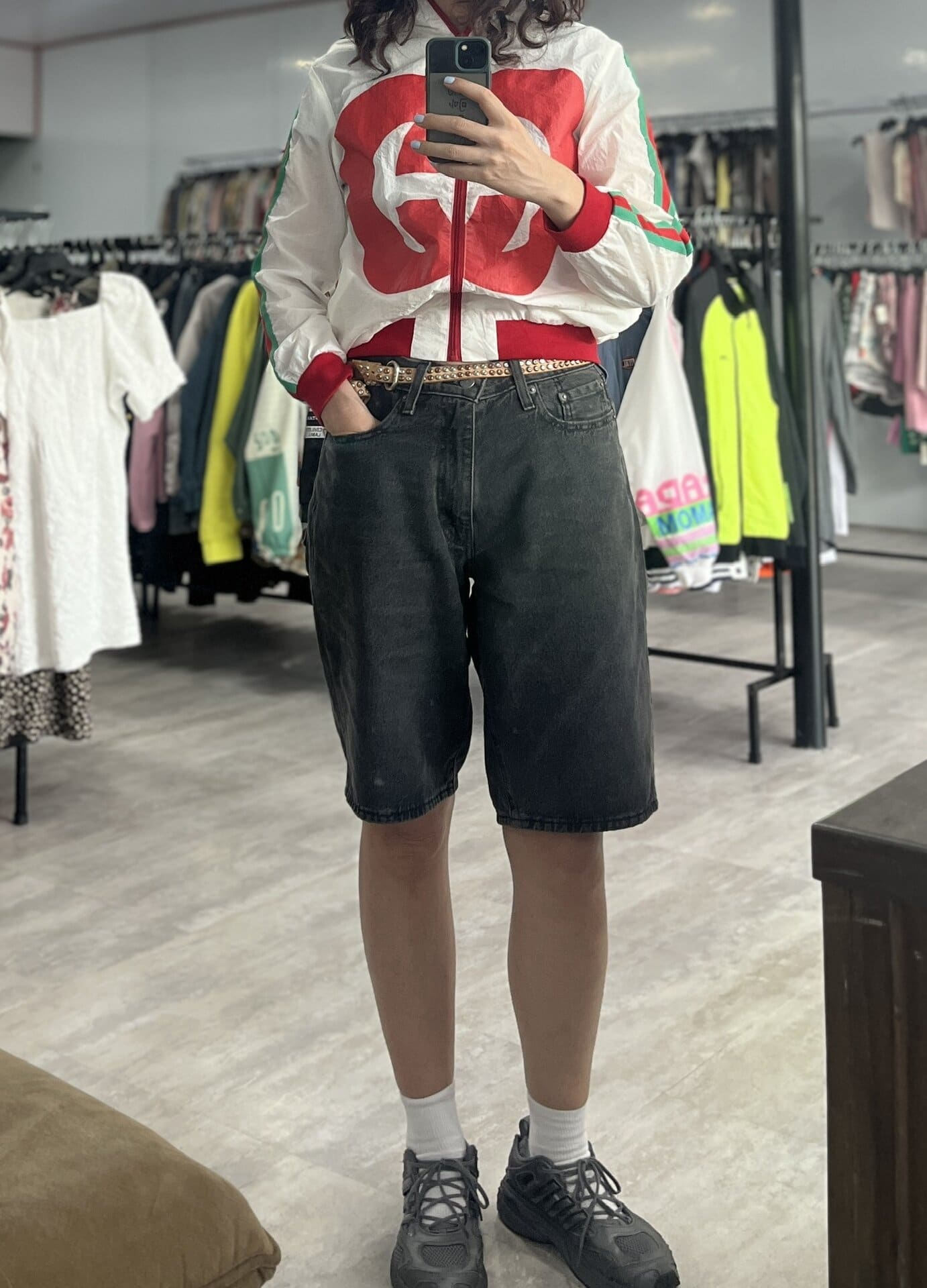 フロントのマークと袖のラインと相まってレトロな雰囲気。ちょっとダサい感じ（褒めてます！ ）も気に入っています！