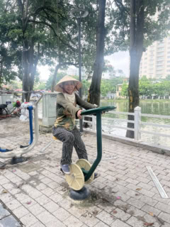 西湖に面した公園に設置された健康器具でトレーニングしていた素敵なマダム