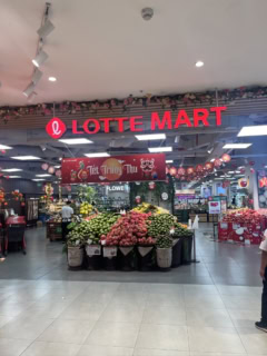 入り口では、南国ならではのフルーツがお出迎え！