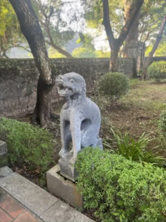 日本の神社の入り口に置かれている狛犬のような置き物もありました。丸っこいフォルムがなんだかかわいい♡