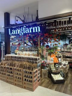 【ラングファーム】は【ロッテマート】のレジの前にあります