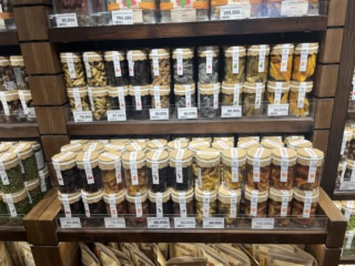 ドライフルーツの種類はめちゃくちゃ充実しています。ひとつ70,000ドン（日本円で約420円）〜と、買いやすい価格なのも魅力的！