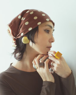 ★スカーフ¥4,000（ベランダ 表参道）、★イヤリング¥7,590（アンバーヴィンテージ）、★右手人差し指リング¥19,800、★右手薬指上リング¥13,200、★右手薬指下リング¥2,200、★左手人差し指リング¥19,800、★左手薬指リング¥15,400、★左手小指リング¥10,450（全てゾハルヴィンテージ）、ボディスーツ¥38,500（ハウズ／エディット フォー ルル）