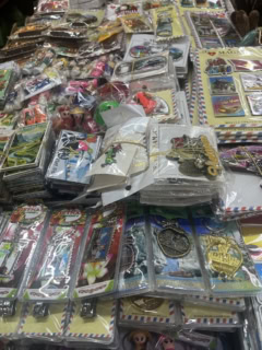 空港にも売ってそうなキーホルダー系も売ってます。刺繍ポーチもそうなんですが、こういったベトナム定番のおみやげは空港で買うより安いので、欲しい人は市場で買うのが正解です