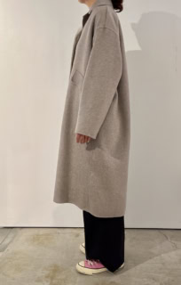 ほんのり丸みを帯びた【エブール】ならではのフォルムは、ロングコートでも健在！