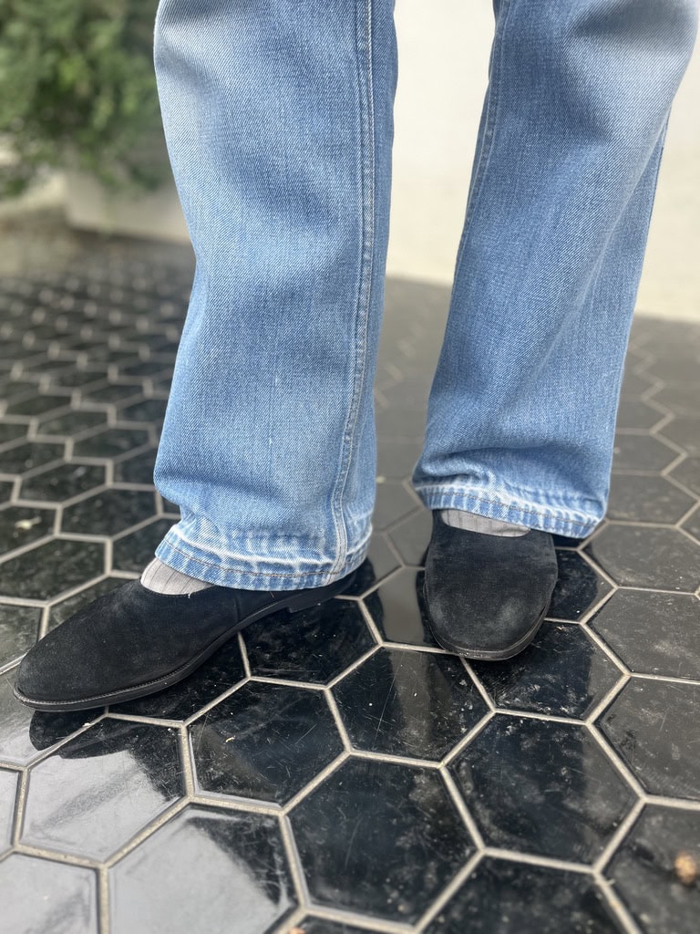 やんちゃな着こなしに対し、足元はエレガントなパンプスっていうギャップも◎。ちなみにデニムの裾は前のオーナーがほどいていたらしいんですが、この絶妙なアタリがポイントになっています